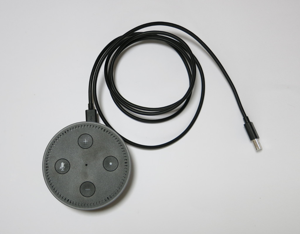 Sprachassistentin Alexa im Auto Amazon Echo Dot mit Kabel