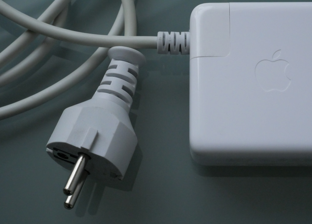 Kribbeln und Vibrieren am Gehäuse des MacBook, MacBook Pro und Air beseitigen Apple Netzteil mit Schuko-Kabel