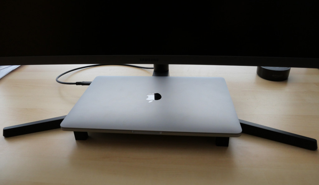 Platzsparender Ständer für MacBook Pro 13 aus dem 3D-Drucker MacBook unter Monitor