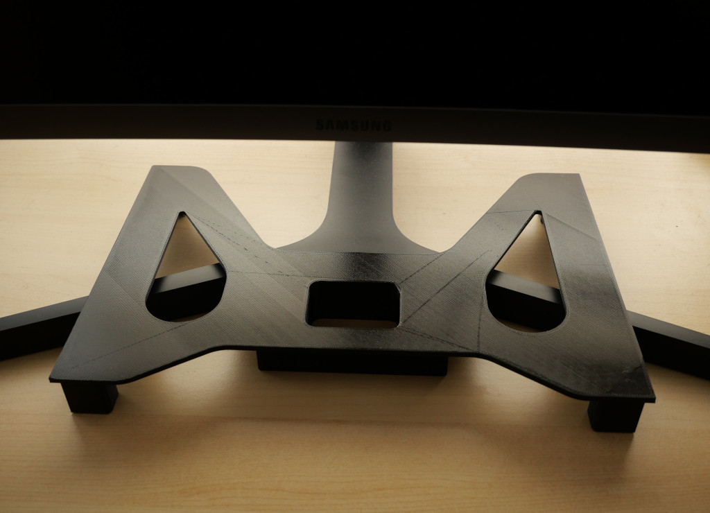 Platzsparender Ständer für MacBook Pro 13 aus dem 3D-Drucker Ständer unter Monitor