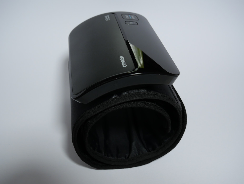 Test Omron Evolv HEM-7600T-E Bluetooth-Blutdruckmessgerät mit Apple-Health-Anbindung Evolv seitlich