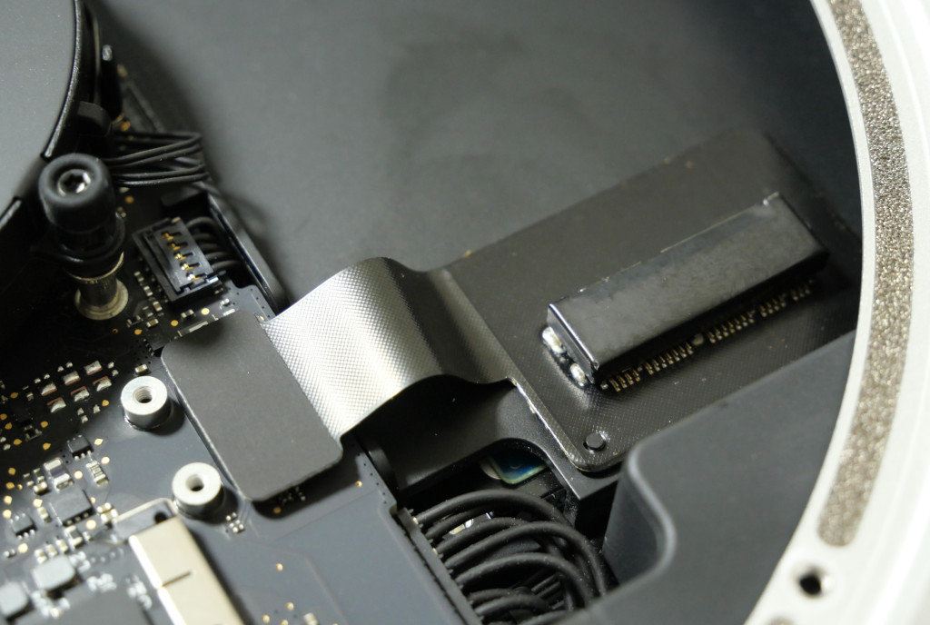 Turbo für den Mac mini PCIe-SSD einbauen eingebautes PCIe-SSD-Kabel
